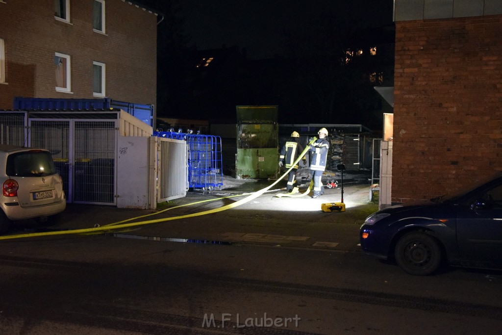 Feuer Papp Presscontainer Koeln Hoehenberg Bochumerstr P419.JPG - Miklos Laubert